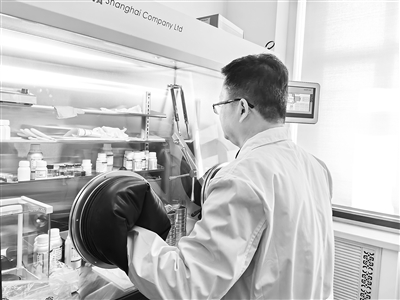图为哈尔滨工程大学王贵领教授正在用提纯的球形石墨组装锂离子电池。受访者供图